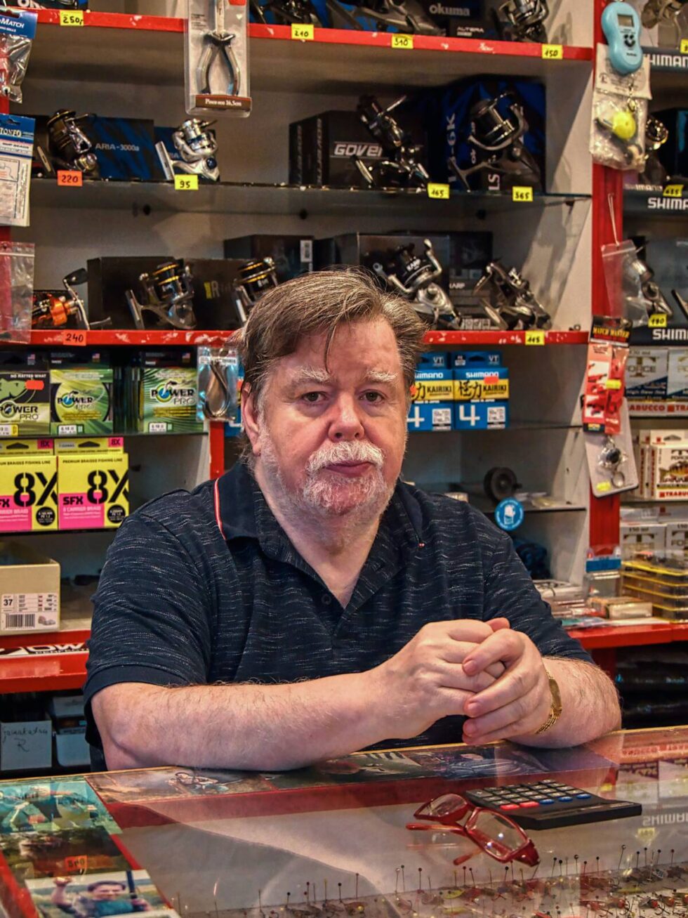 Od 34 lat prowadzi sklep wędkarski. Z trudem radzi sobie z sieciową konkurencją