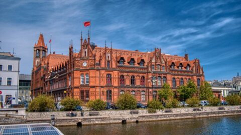 Zabytkowa Poczta Główna w Bydgoszczy do wynajęcia. Narodowy operator pocztowy szuka oszczędności