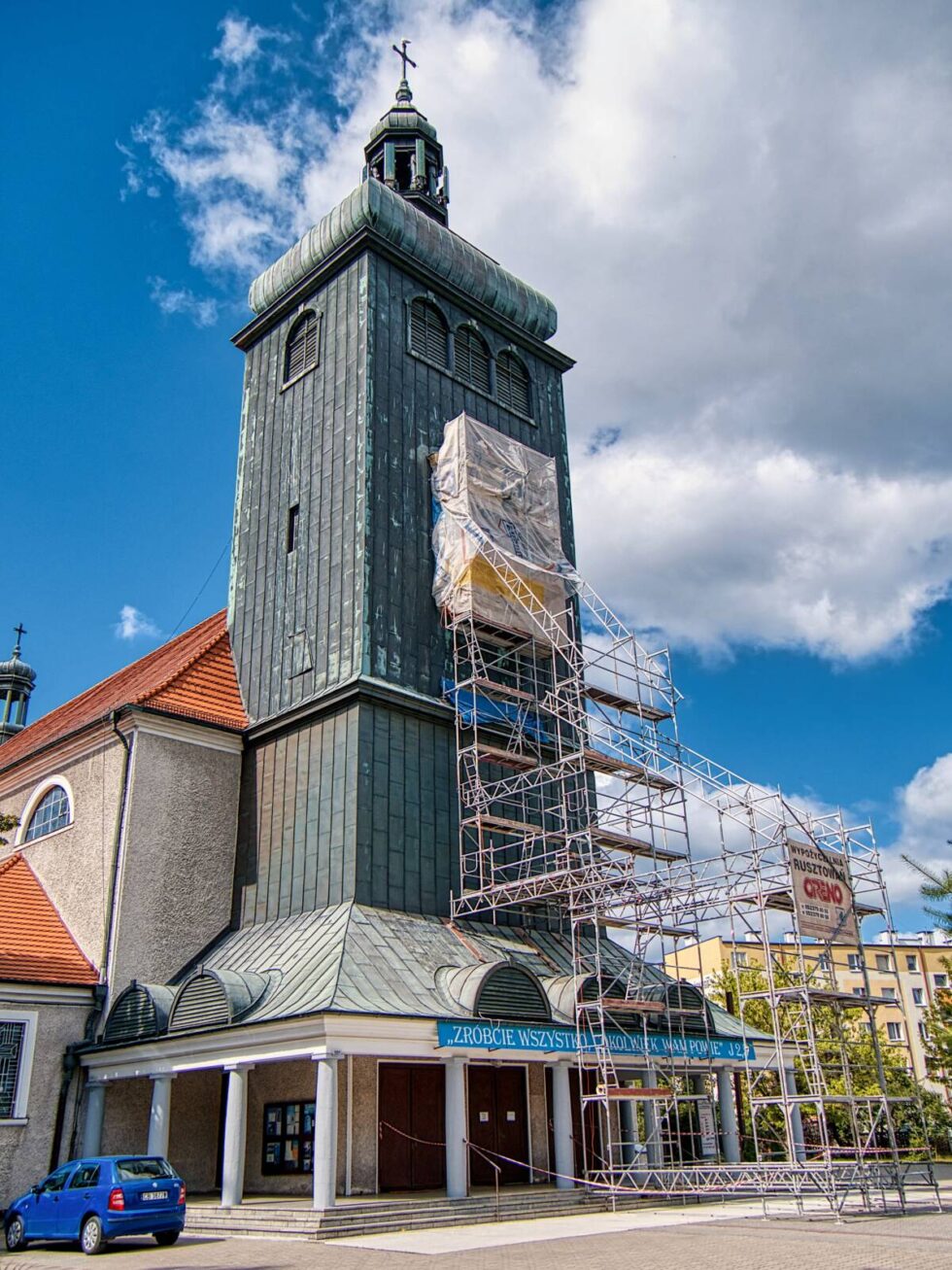 Symbol Szwederowa w remoncie. Trwa renowacja płaskorzeźby na fasadzie kościoła