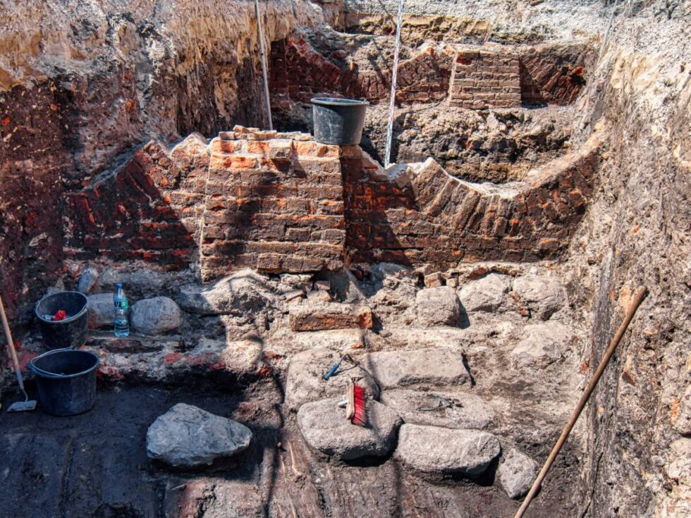 Kolejne odkrycia na ul. Magdzińskiego. Tym razem archeolodzy trafili na XVI-wieczne belki