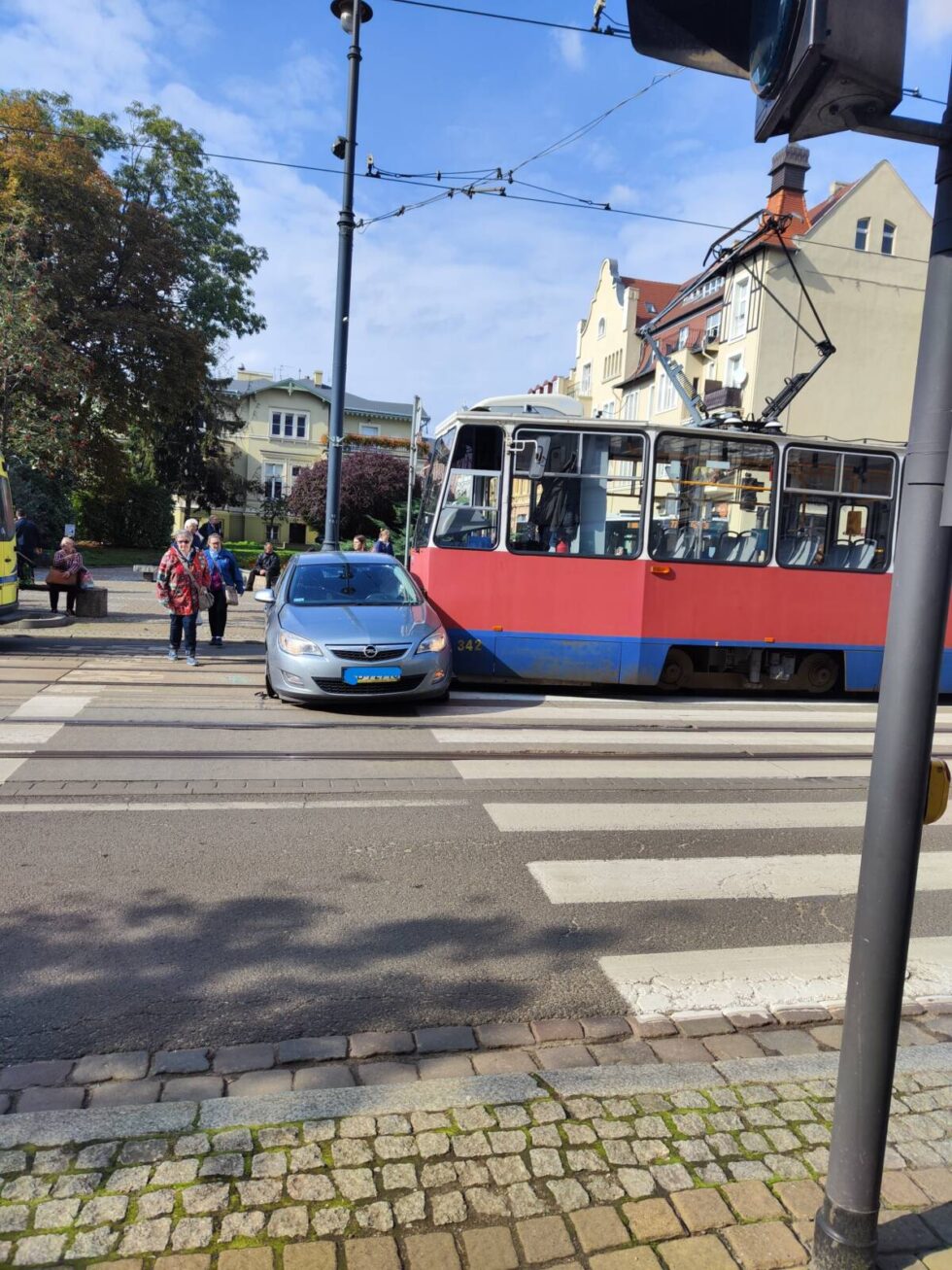 Wypadek w centrum Bydgoszczy. Zderzenie tramwaju z samochodem osobowym
