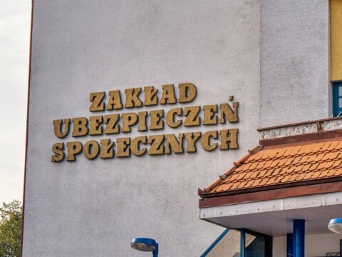 ZUS bez kolejek - to możliwe. Można się umówić przez internet czy telefonicznie lub zamówić e-wizytę. Jak to zrobić