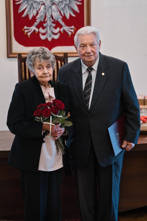 Aleksandra i Wiesław Szymańscy podczas ceremonii wręczenia medali za 60-lecie małżeństwa