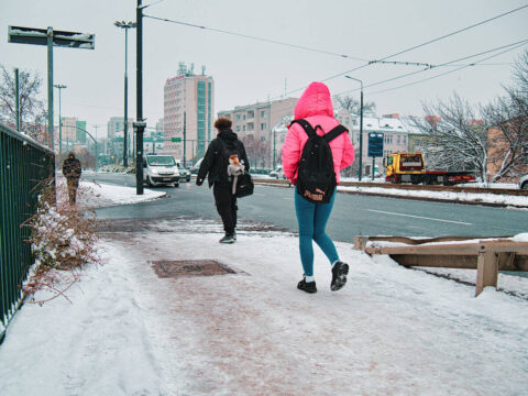 Uwaga - znowu ostrzeżenie o oblodzeniu ulic i chodników. Temperatura ponownie spadnie poniżej zera
