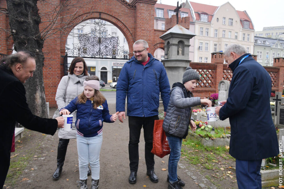 Społeczna kwesta na rzecz ratowania zabytków na Cmentarzu Starofarnym w Bydgoszczy