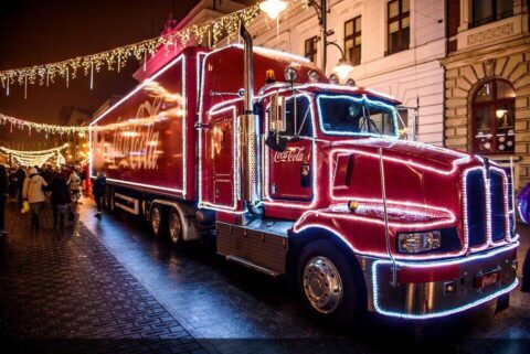 Świąteczna ciężarówka Coca Coli zaparkuje w Bydgoszczy. Zaprasza do pokoju św. Mikołaja i lotu nad miastem