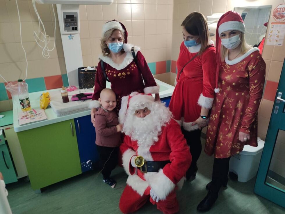 „Łatwo-pomagające” Elfy rozdały prezenty najmłodszym pacjentom bydgoskich szpitali. Marysia chciała mustanga