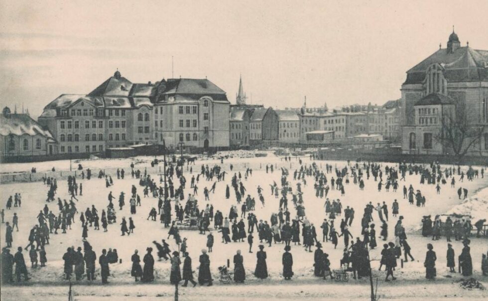 Zima w Bydgoszczy. Rok 1910. Publiczna ślizgawka z udziałem setek mieszkańców