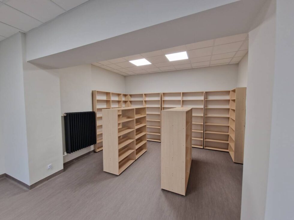 Przeprowadzka biblioteki na Kapuściskach. Są nowe regały. Powstaje strefa otwarta dla mieszkańców