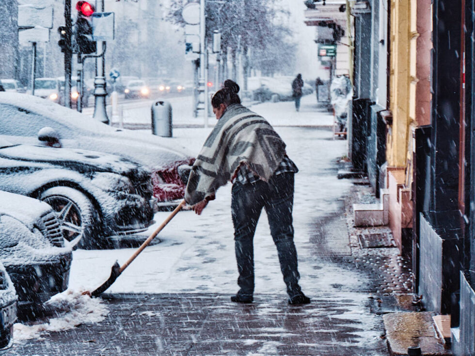 Atak zimy w Bydgoszczy. Mokry śnieg i ślizgawica na ulicach miasta [ZDJĘCIA]