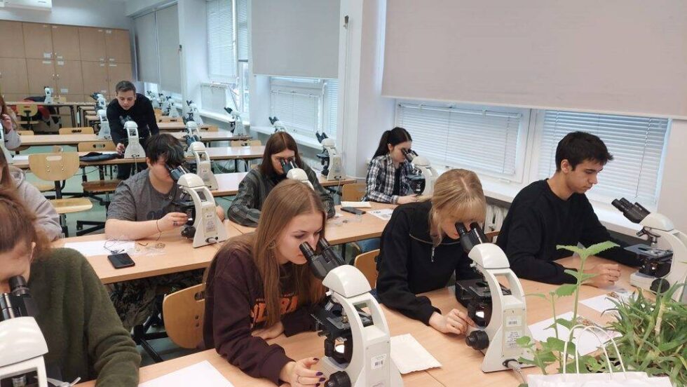 Licealiści poznali na Wydziale Farmaceutycznym w Bydgoszczy jak szybko uwalniania się substancja czynna z leków przeciwbólowych