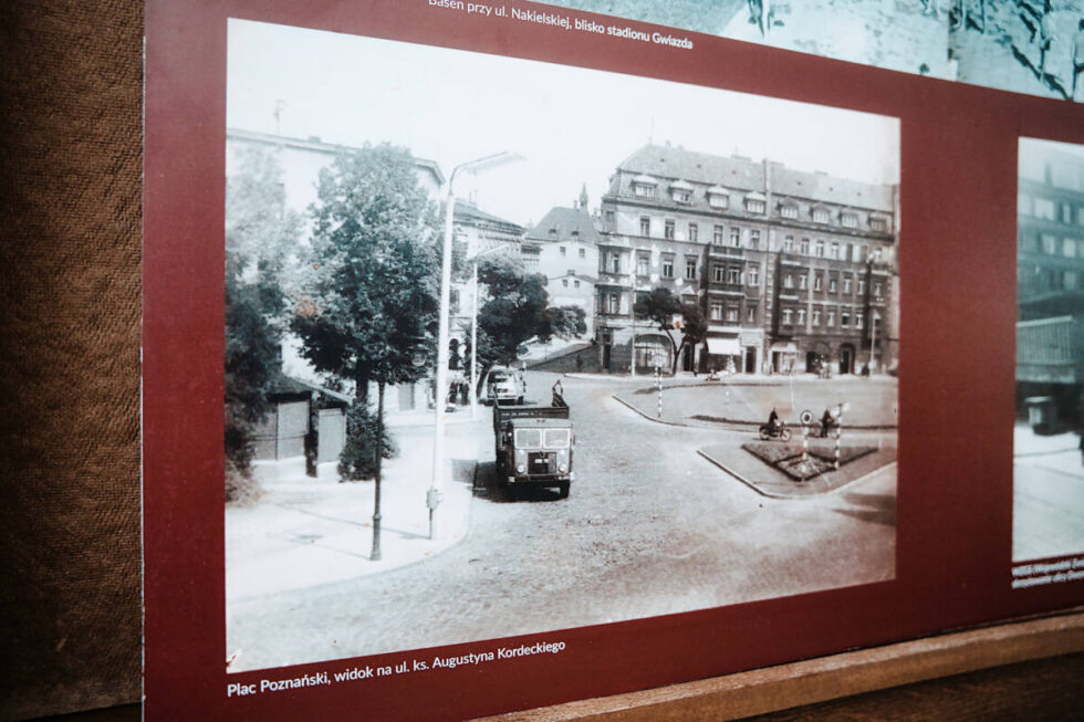 Nieoczywiste zdjęcia Bydgoszczy z lat 60. w zabytkowej klatce schodowej przy ulicy Długiej