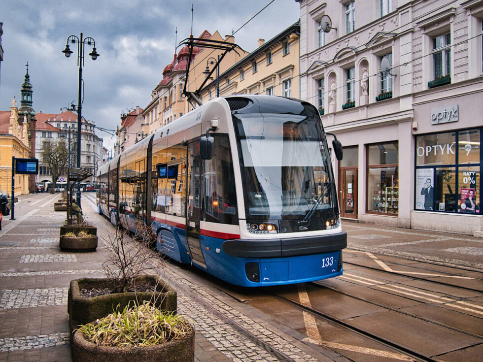 Samochody nie zablokują już tramwajów na ulicy Gdańskiej – zmiana przy hotelu „Pod Orłem”