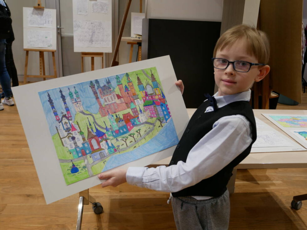 8-letni Antoś jest małym geniuszem z Zespołem Aspergera. Rysuje mapy i miał swój wernisaż