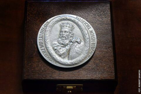 Oto nagrodzeni Medalem Kazimierza Wielkiego. Radni zaakceptowali pięcioro laureatów