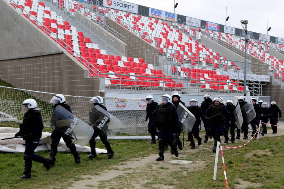 Policja trenuje na bydgoskich stadionach. Ćwiczenia I Kompanii Komendy Wojewódzkiej [ZDJĘCIA]