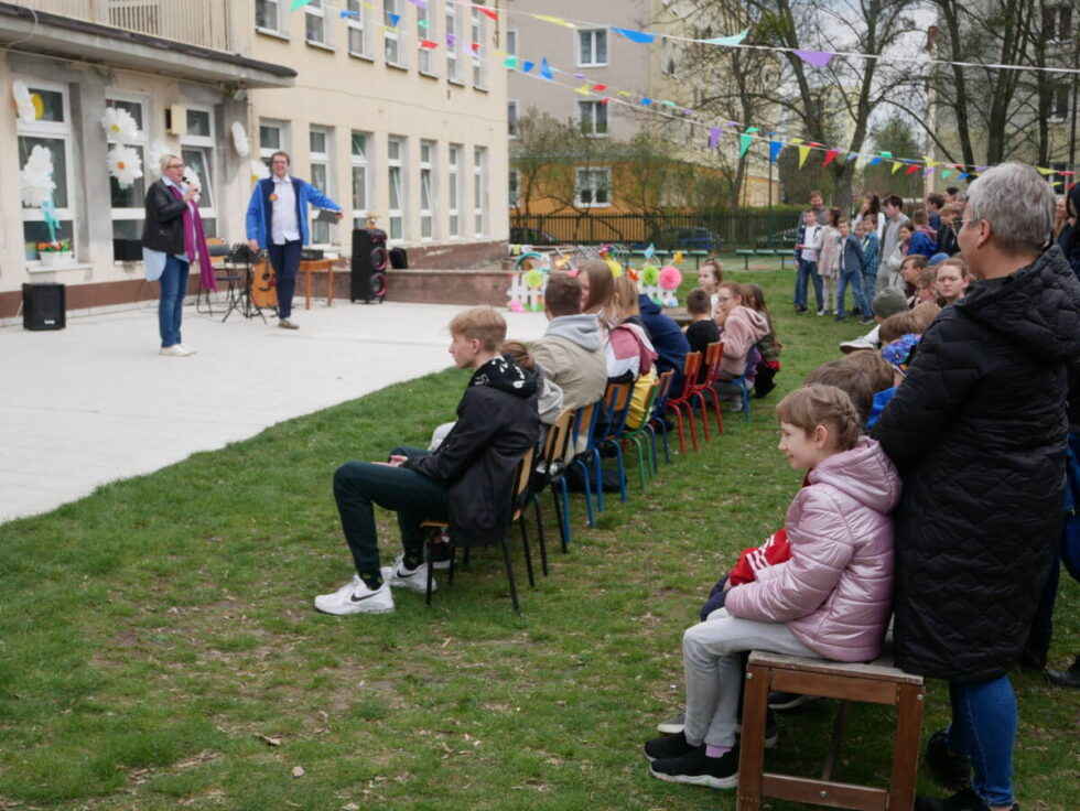 Dawid Kartaszewicz w bydgoskim domu dziecka. Festyn Wiosenny na Kapuściskach