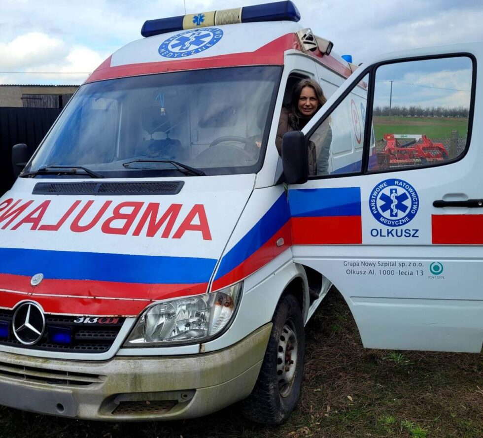 Podarowany ambulans pojedzie na front w Bachmucie. „Bydgoszcz pomaga Ukrainie” ma nowy magazyn