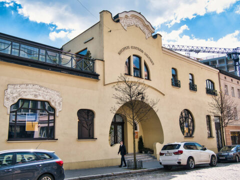 Letnie kino w centrum miasta. Seanse na parkingu Miejskiego Centrum Kultury przy ul. Marcinkowskiego