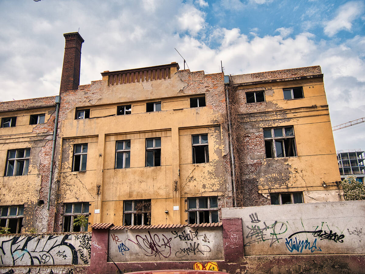 Opuszczony fabryczny budynek dawnej Jutrzenki