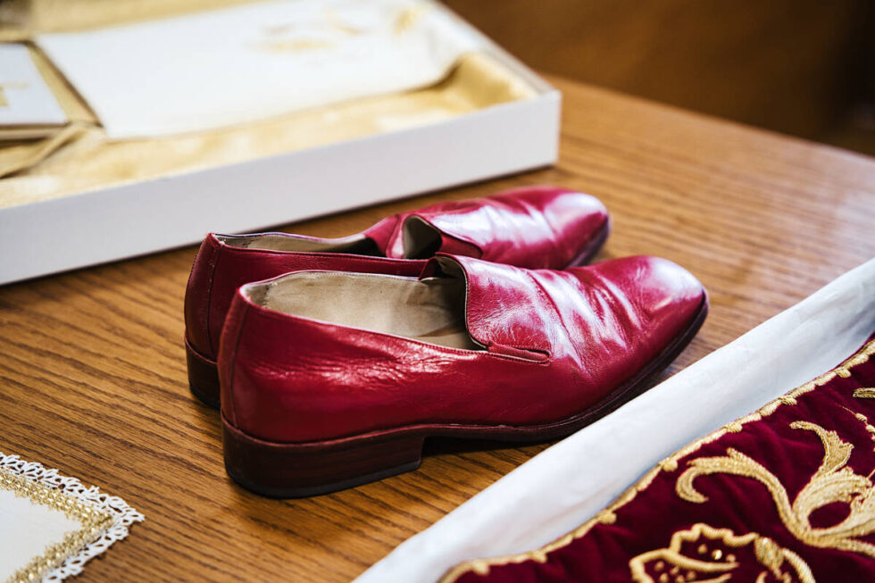 Czerwone buty Benedykta XVI przybyły do Bydgoszczy. Jedyne takie papieskie eksponaty będzie można obejrzeć w diecezjalnym muzeum