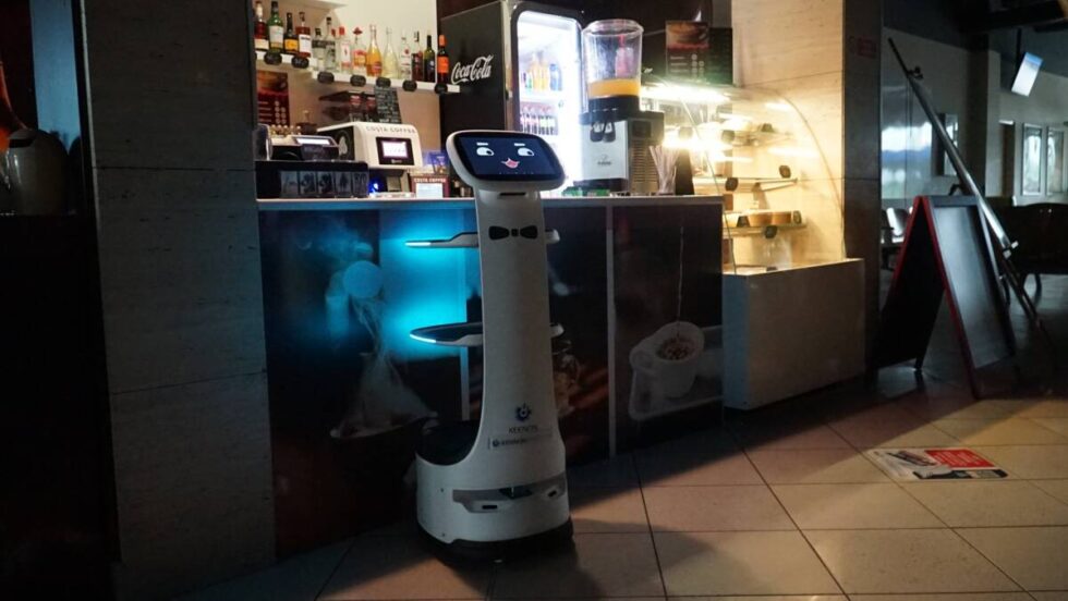 Na bydgoskim lotnisku kawę do stolika poda robot. Na razie „kelner” jest na testach