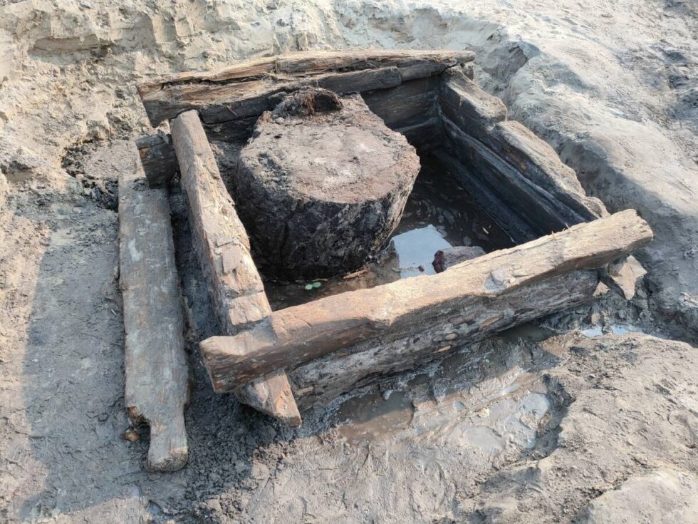 Przy ul. Fordońskiej odkryto drewnianą studnię. Może mieć nawet 500 lat. Trafi do Muzeum Wodociągów