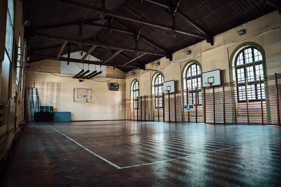 Zabytkowa sala gimnastyczna z ul. Konarskiego ma prawie 150 lat. Będzie jak nowa
