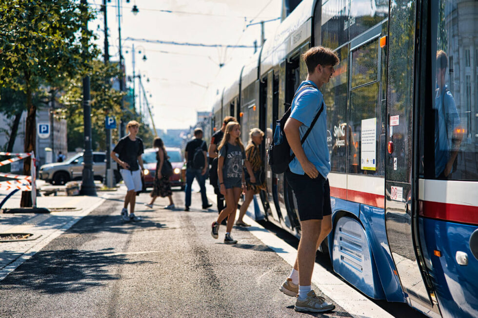 Peron wiedeński przy ulicy Gdańskiej już służy pasażerom komunikacji miejskiej [ZDJĘCIA]