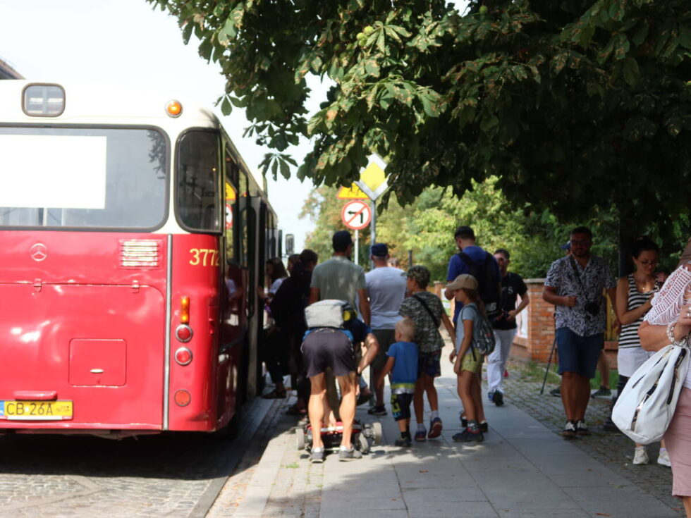 Zabytkowy autobus mercedes kursował do Starego Fordonu. Mieszkańcy zwiedzili synagogę i nowe nabrzeże [ZDJĘCIA]
