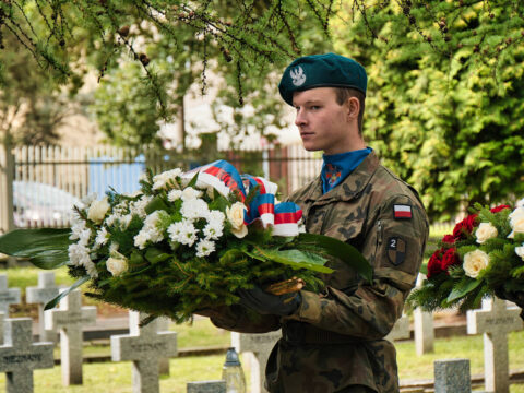 Złożenie kwiatów na Cmentarzu Bohaterów Bydgoszczy