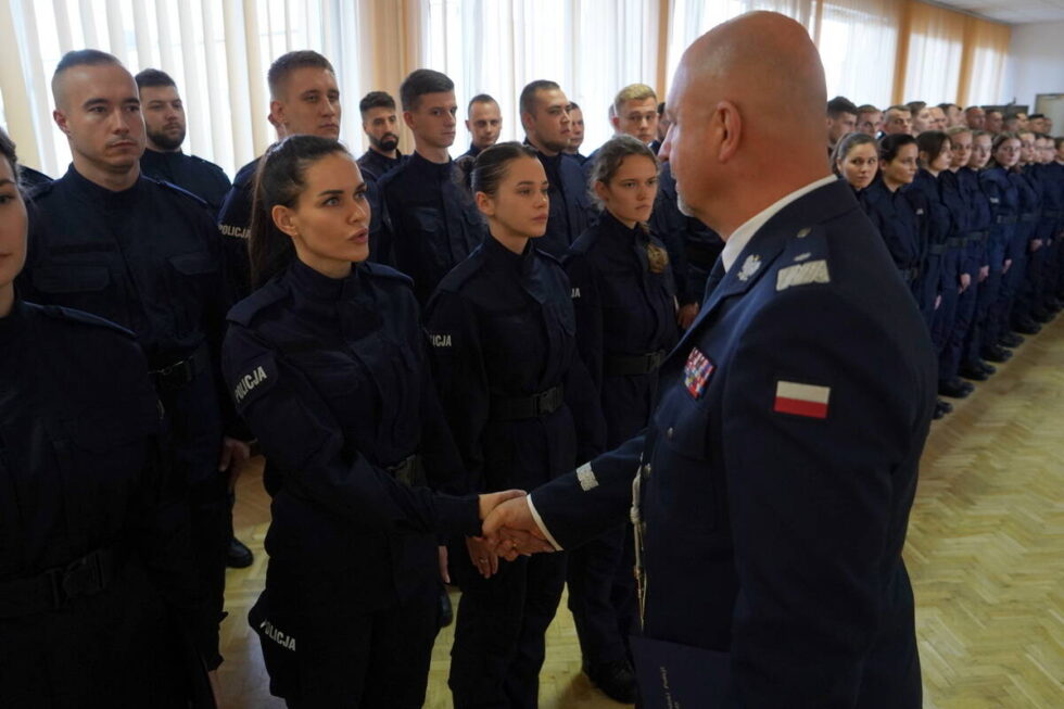 Nowi policjanci ślubowali w Bydgoszczy. Siedmioro z nich będzie pracowało w naszym mieście [ZDJĘCIA]