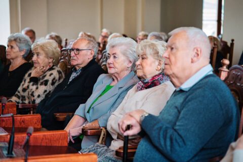 Trzeba być aktywnym. Seniorzy wysłuchali porad zdrowotnych i prawnych podczas Forum „Żyjmy dłużej” [ZDJĘCIA]
