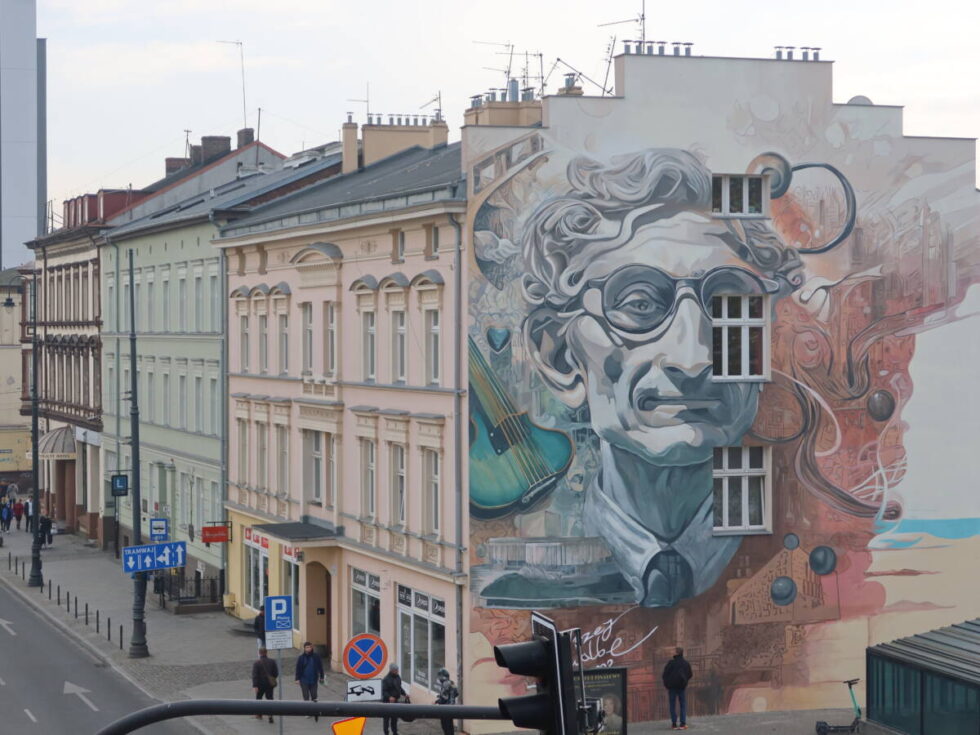 Mural z Andrzejem Szwalbem już gotowy. Wizjoner spogląda na Bydgoszcz [ZDJĘCIA]