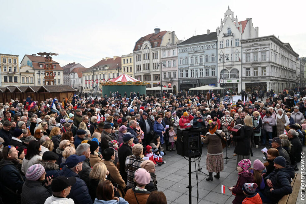 Święto Niepodległości w Bydgoszczy. Wspólne śpiewanie przed ratuszem na Starym Rynku [ZDJĘCIA]