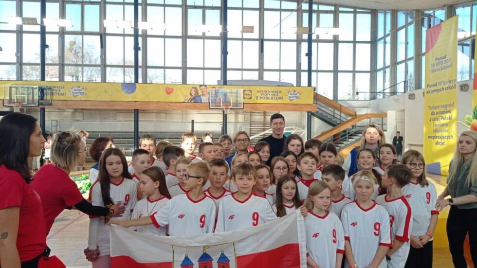 Uczniowie z Miedzynia na spotkaniu z kapitanem reprezentacji Polski Robertem Lewandowskim [zdjęcia]