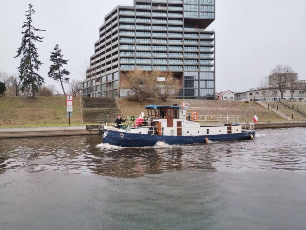„Bydgoszcz” może szybciej zejść na wodę, holownik „Certa” czeka na remont