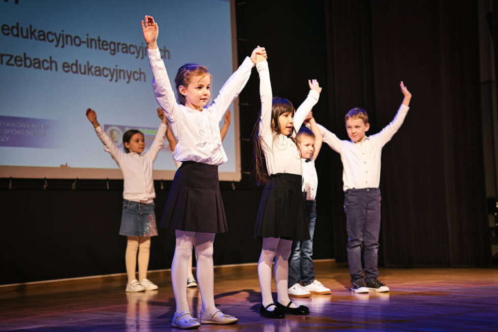 Uczniowie klas integracyjnych na scenie Pałacu Młodzieży. Świat jest w ich rękach [ZDJĘCIA]