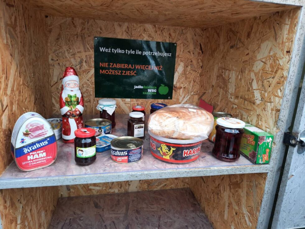 MOPS, Straż Miejska i społecznicy pomagają w zimie. „Potrzebujesz pomocy. Skontaktuj się” [ADRESY MIEJSC ZE WSPARCIEM]