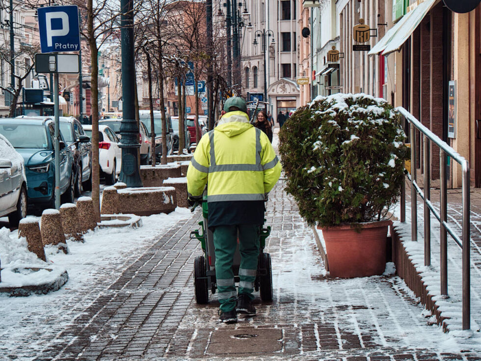 Uwaga! Najpierw odwilż, a potem oblodzenie. Jest ślisko na chodnikach i ulicach