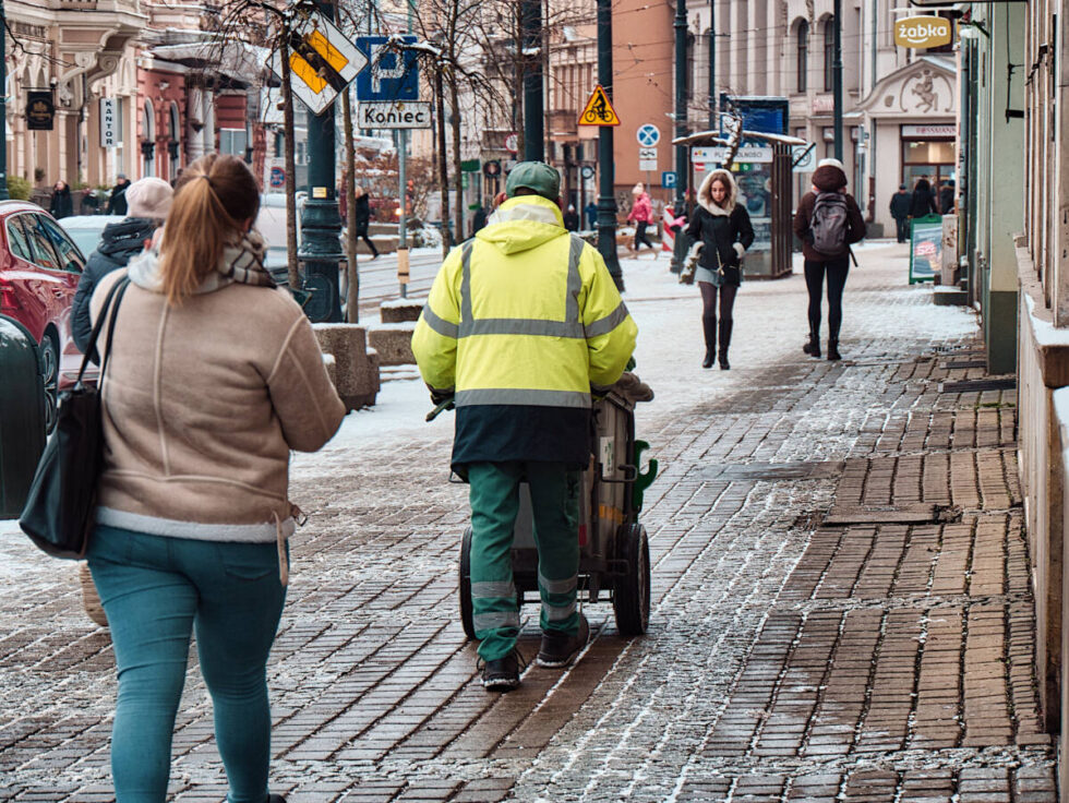Tegoroczna zima kosztowała drogowców krocie – miliony w piach, sól i ciężki sprzęt