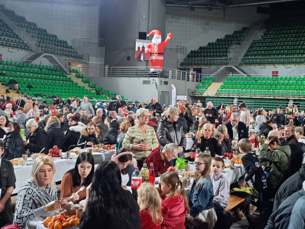 Wigilie dla potrzebujących w Bydgoszczy. Miejska odbędzie się w Łuczniczce, Caritas zaprasza do CH Glinki