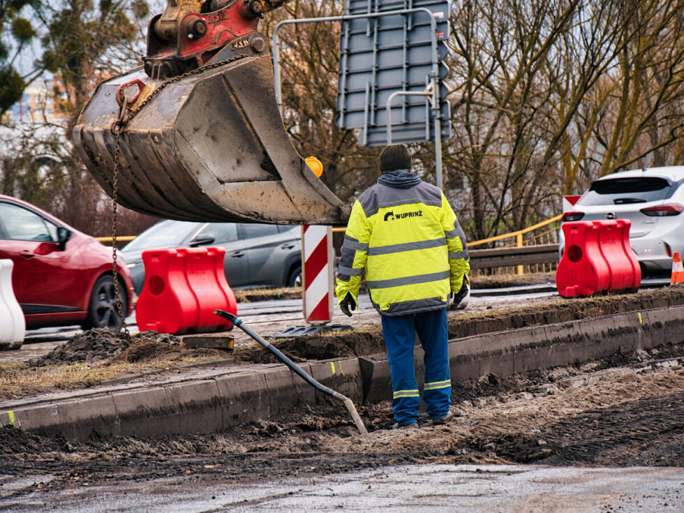 Nasyp przed mostem Pomorskim w naprawie – wykonawca zrywa asfaltową nawierzchnię