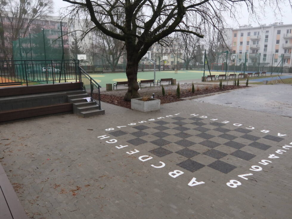 Na Bartodziejach powstało boisko do koszykówki ulicznej i korfballu. Jest i szachownica. W okolicy więcej drzew i krzewów [ZDJĘCIA]