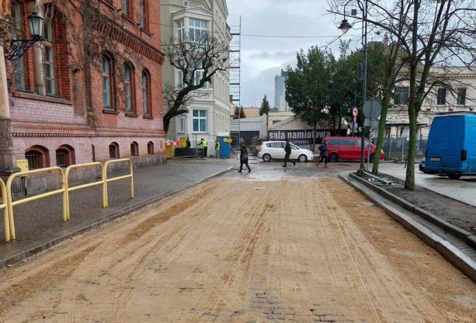 Piaskowanie ul. Plac Wolności. Tego wymagał jeszcze bruk na tej ulicy. Trwało krótko