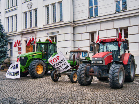 Rolnicy wycofali zgłoszenie o strajku w Bydgoszczy. Pod Urzędem Wojewódzkim zostały traktory