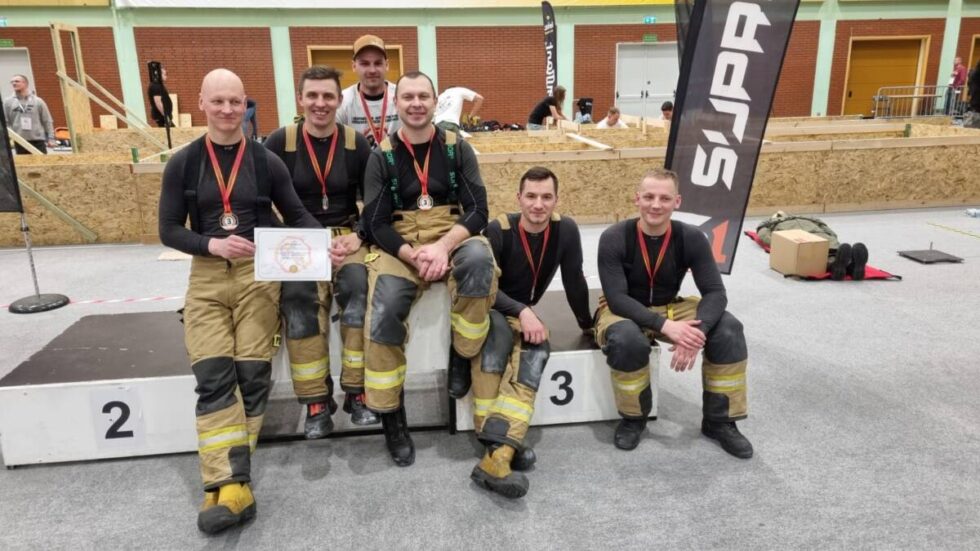 Strażacy z Bydgoszczy ratowali swoich kolegów podczas akcji pożarniczej. Sukces na zawodach w Warszawie [ZDJĘCIA]