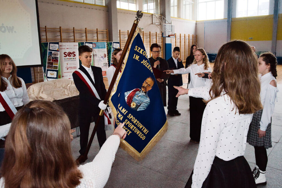 Szkoła Podstawowa nr 31 z ul. Karłowicza świętuje. Uroczystość nadania sztandaru w sportowym stylu