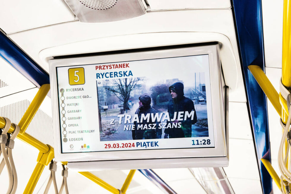 Edukacyjna akcja w bydgoskich tramwajach. Spot na ekranie przypomina: Z tramwajem nie masz szans