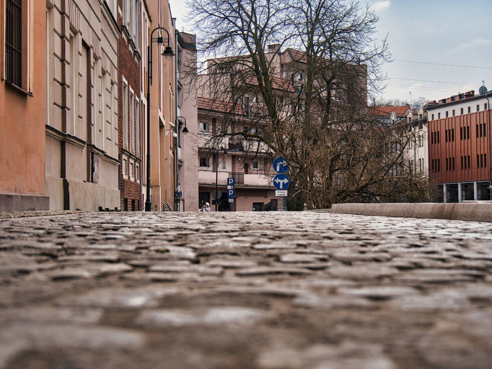 Rewitalizacja ulic na Starym Mieście. Piękny bruk w starym stylu i różnym rodzaju [ZDJĘCIA]